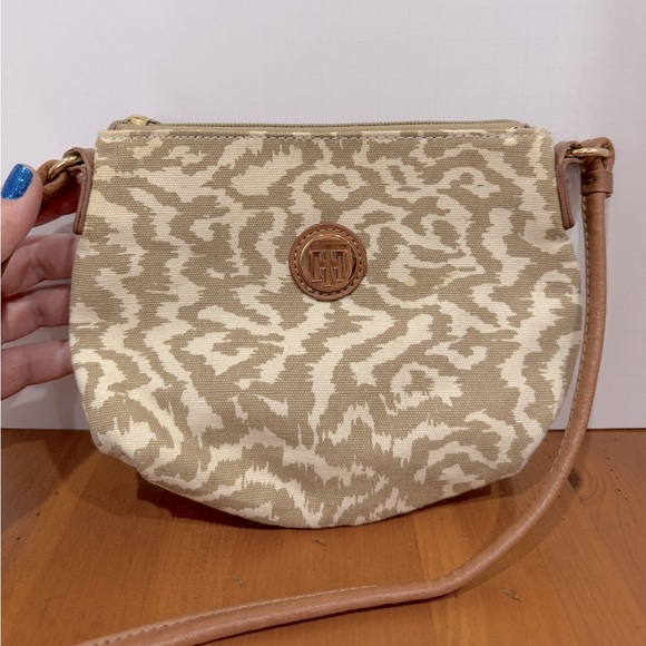 Tommy Hilfiger Handbags - Tommy Hilfiger crossbody in tan and cream with leather strap